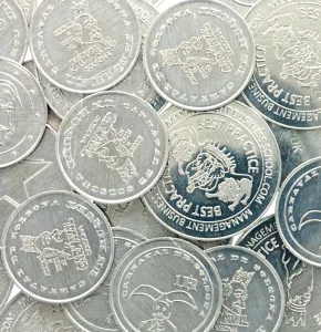 Gepersonaliseerde aluminium munten met gravure