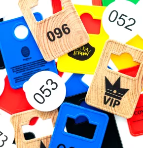 Personalisierte Garderobenmarken aus recyceltem Kunststoff und Holz