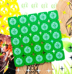Fesztivál zsetonok egyedi grafikával újrahasznosított műanyag, fa, öko