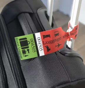 Etiqueta de equipaje con impresión en negro