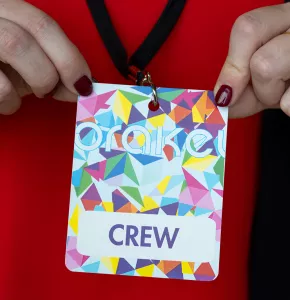 Badge-ek egyedi grafikával, full colour nyomtatással