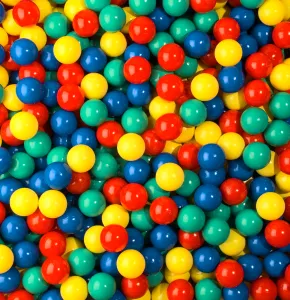 Plastic ballenbakballen in geel, blauw, rood en groen