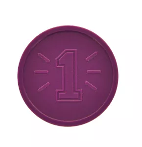 Raktáron lévő lila zseton dombornyomott 1-es számmal