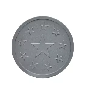 Raktáron lévő ezüst zseton dombornyomott csillag grafikával