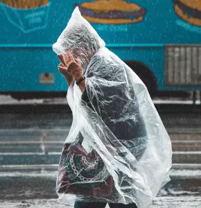 Poncho impermeable para la lluvia con capucha usado en festivales