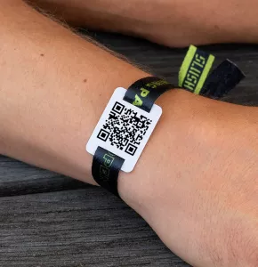 Bracelet en textile imprimé avec étiquette NFC et code QR 