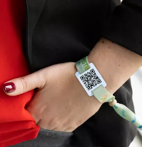 Bedrukt textiel polsbandje met NFC-tag in R-PET