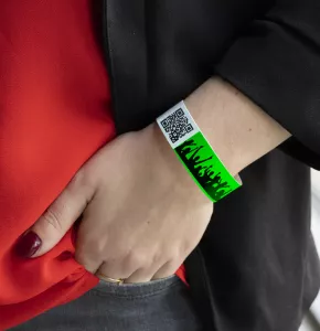 Neongrünes Tyvek-Armband auf Lager mit vorbedrucktem Entwurf
