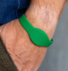 Bracelet NFC en silicone vert foncé sans personnalisation autour du poignet