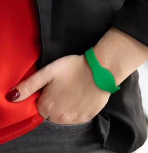 Bracelet en silicone vert avec étiquette NFC
