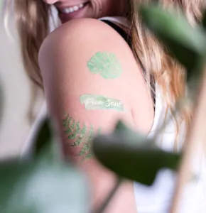 Personalisierte Klebetattoos auf der Schulter einer Frau