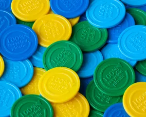 Gegraveerde munten gemaakt van gerecycleerd plastic