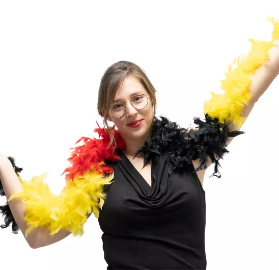 Boa en plumes aux couleurs du drapeau belge porté par une femme
