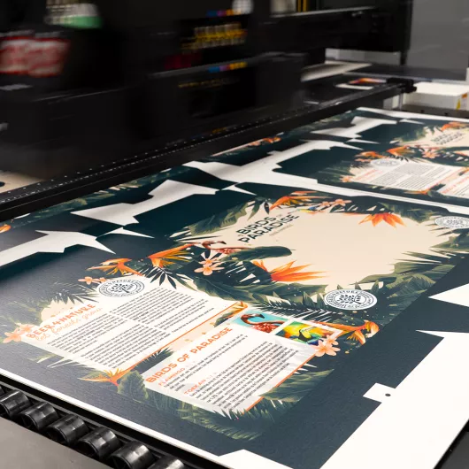 Scatole regalo personalizzate con stampa a colori in produzione