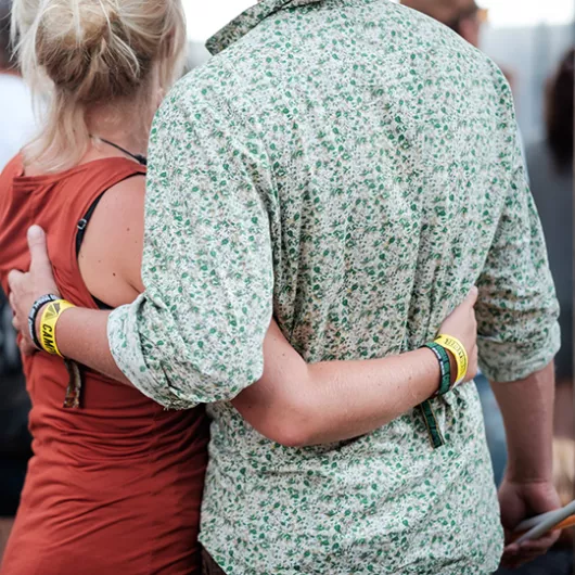 Personas usando las pulseras para festival